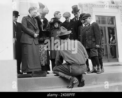 Pfadfinder - Besuch von Sir Robert Baden-Powell in [Washington] D.C. Feuer machen; Mrs. Taft Watching, 1911. [First Lady Helen Herron Taft (2. links) beobachtet bushcraft-Demonstration]. Stockfoto