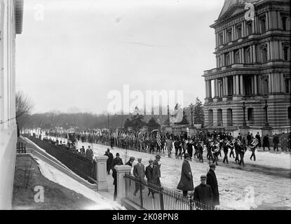 Pfadfinder - Besuch von Sir Robert Baden-Powell in D.C. bei der Parade vom Portico des Weißen Hauses, 1911. Stockfoto