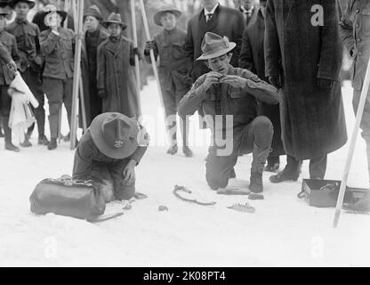 Junge Pfadfinder - Besuch von Sir Robert Baden-Powell in der Demonstration [Washington], 1911. [Bushcraft-Demonstration: Scouts, die möglicherweise einen Bogens-Bohrer verwenden, um ein Feuer zu entbrennen]. Stockfoto