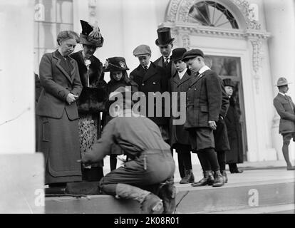 Pfadfinder - Besuch von Sir Robert Baden-Powell in [Washington] D.C. Feuer machen; Mrs. Taft Watching, 1911. [First Lady Helen Herron Taft (links) beobachtet bushcraft-Demonstration]. Stockfoto