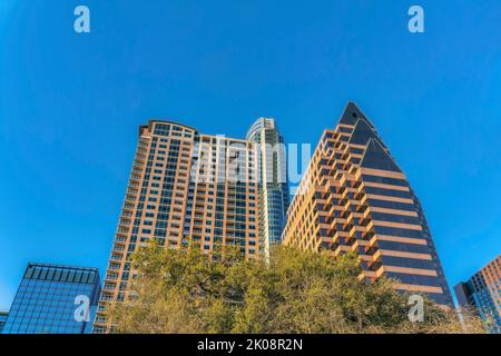 Luxus-Apartments Moderne Hausfassade vor blauem Himmel in Austin Texas. Architekturlandschaft im Stadtwohngebiet mit Außenansicht von exp Stockfoto