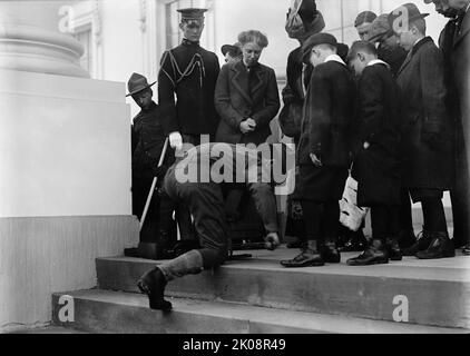 Pfadfinder - Besuch von Sir Robert Baden-Powell in [Washington] D.C. Feuer machen; Mrs. Taft Watching, 1911. [First Lady Helen Herron Taft beobachtet bushcraft-Demonstration]. Stockfoto