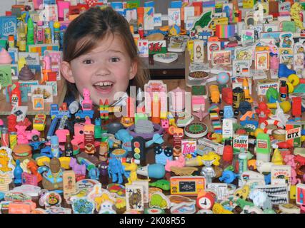 PIC MIKE WALKER, MIKE WALKER BILDER RADIERER Hannah Walker kann nie beschuldigt werden, ihre Verwandten auf die falsche Weise geschrubbt zu haben, nachdem ihr Tante-Verbündeter in ihrem Loft einen riesigen Schlingerzug von 1.500 Gummis entdeckt hat, von denen viele noch in ihren Originalverpackungen enthalten sind. Hannah, sieben, hatte gerade eine eigene Sammlung begonnen, als Allison Walker, 41, bis zu 30 Jahre lang ungestört zwei Koffer voller davon fand. Die faszinierende Sammlung umfasst Radiergummis in Form einer ganzen Reihe von Objekten, darunter Pakete mit Gezeiten, Surf und Fairy Liquid und andere, die an die Weltmeisterschaft 1986 erinnern, Cabbage Patch Kids A Stockfoto