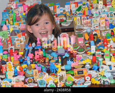 PIC MIKE WALKER, MIKE WALKER BILDER RADIERER Hannah Walker kann nie beschuldigt werden, ihre Verwandten auf die falsche Weise geschrubbt zu haben, nachdem ihr Tante-Verbündeter in ihrem Loft einen riesigen Schlingerzug von 1.500 Gummis entdeckt hat, von denen viele noch in ihren Originalverpackungen enthalten sind. Hannah, sieben, hatte gerade eine eigene Sammlung begonnen, als Allison Walker, 41, bis zu 30 Jahre lang ungestört zwei Koffer voller davon fand. Die faszinierende Sammlung umfasst Radiergummis in Form einer ganzen Reihe von Objekten, darunter Pakete mit Gezeiten, Surf und Fairy Liquid und andere, die an die Weltmeisterschaft 1986 erinnern, Cabbage Patch Kids A Stockfoto