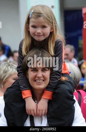 Die 7-jährige Hannah Walker mit ihrer Tante (Allison Walker) fand ihre alte Sammlung von Radiergummis im Wert von mehr als £2.000. BILDER VON MIKE WALKER, MIKE WALKER, 2013 Stockfoto