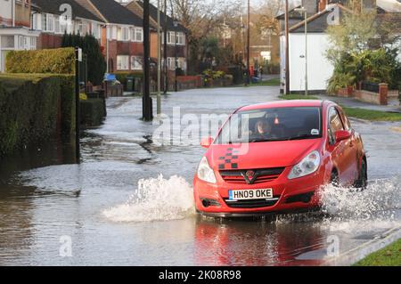 DAS DORF WALLINGTON IN DER NÄHE VON FAREHAM, HAMPSHIRE, WIRD EIN JAHR NACH DER EVAKUIERUNG NACH DEN ÜBERSCHWEMMUNGEN IM DEZEMBER 2011 ERNEUT ÜBERFLUTET PIC MIKE WALKER, MIKE WALKER PICTURES,2013 Stockfoto