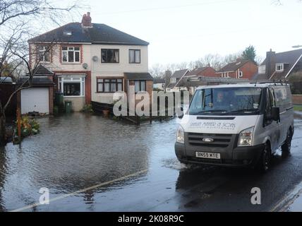 DAS DORF WALLINGTON IN DER NÄHE VON FAREHAM, HAMPSHIRE, WIRD EIN JAHR NACH DER EVAKUIERUNG NACH DEN ÜBERSCHWEMMUNGEN IM DEZEMBER 2011 ERNEUT ÜBERFLUTET PIC MIKE WALKER, MIKE WALKER PICTURES,2013 Stockfoto