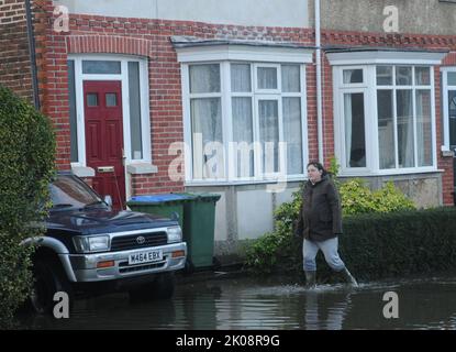 DAS DORF WALLINGTON IN DER NÄHE VON FAREHAM, HAMPSHIRE, WIRD EIN JAHR NACH DER EVAKUIERUNG NACH DEN ÜBERSCHWEMMUNGEN IM DEZEMBER 2011 ERNEUT ÜBERFLUTET PIC MIKE WALKER, MIKE WALKER PICTURES,2013 Stockfoto