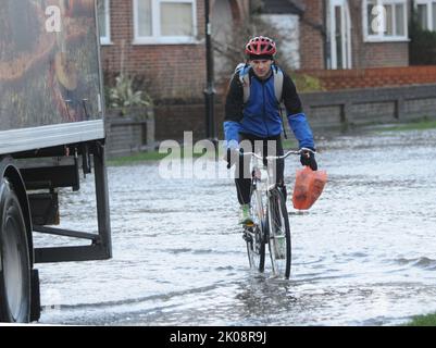 DAS DORF WALLINGTON IN DER NÄHE VON FAREHAM, HAMPSHIRE, WIRD EIN JAHR NACH DER EVAKUIERUNG NACH DEN ÜBERSCHWEMMUNGEN IM DEZEMBER 2011 ERNEUT ÜBERFLUTET PIC MIKE WALKER, MIKE WALKER PICTURES,2013 Stockfoto