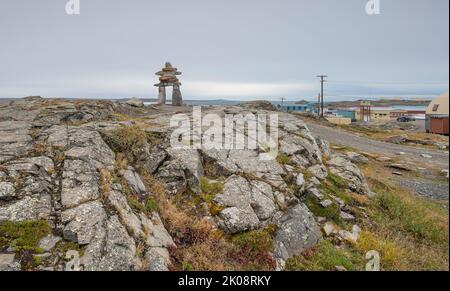 Inukshuk (Inuksuk) auf einem Hügel am Eingang zum Rankin Inlet an der Hudson Bay Stockfoto