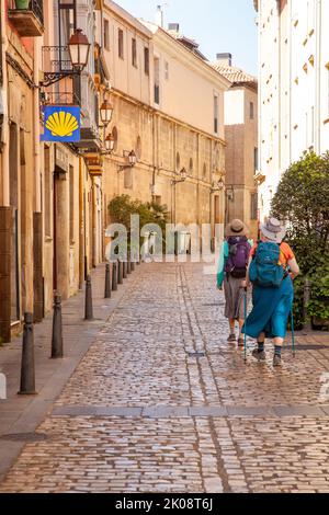 Pilger, die durch die spanische Stadt Logrono Spanien wandern, während sie auf dem spanischen Jakobsweg den Jakobsweg erkunden Stockfoto