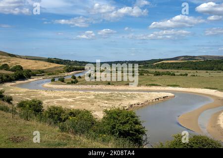 Blick auf den Cuckmere River im Sommer 2022 an einem sonnigen Nachmittag, South Downs National Park, East Sussex, England Stockfoto