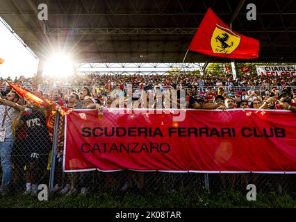 MONZA - Fans beim Qualifying für den Großen Preis von Italien F1 auf dem Monza Circuit am 10. September 2022 in Monza, Italien. REMKO DE WAAL Kredit: ANP/Alamy Live News Stockfoto