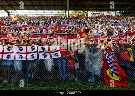 MONZA - Fans beim Qualifying für den Großen Preis von Italien F1 auf dem Monza Circuit am 10. September 2022 in Monza, Italien. REMKO DE WAAL Kredit: ANP/Alamy Live News Stockfoto