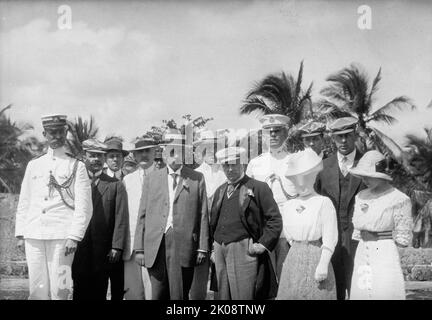 Philander C. Knox Besuch in Mittelamerika und den Westindischen Inseln - Knox in San Domingo, 1912. [US-Politiker in flacher Mütze, Mitte]. Stockfoto