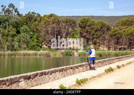 Der Mann fischt im Pantano de la Grajera auf der Route des Camino de Santiago im parque de la Grajera bei logrono Spanien Stockfoto