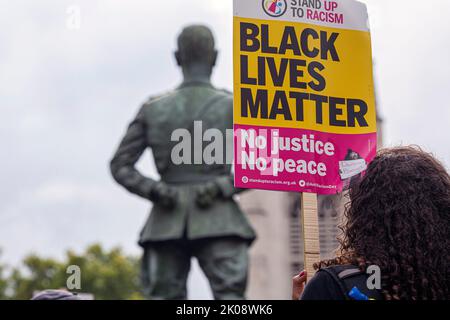 London, England, Großbritannien. 10. September 2022. Tausende von Black Lives Matter-Demonstranten protestieren im Zentrum von London und fordern Gerechtigkeit für den 24-jährigen schwarzen Mann Chris Kaba, der letzte Woche von der Polizei getötet wurde.Foto Horst A. Friedrichs Alamy Live News Stockfoto