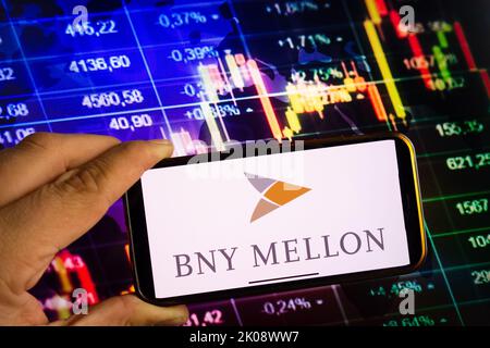 KONSKIE, POLEN - 10. September 2022: Smartphone mit Logo der Bank of New York Mellon Company im Hintergrund des Börsendiagramms Stockfoto