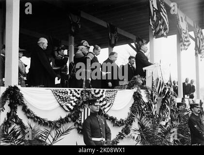 Einweihung des Denkmals für John Paul Jones, 17. April 1912. Frau Taft; nicht identifiziert; Marineoffizier, nicht identifiziert; ADM. Dewey; Sek. Meyer; Taft; Sek. Stimson; Dr. Charles Wood, Beten. [Helen Herron Taft, Admiral George Dewey, Navy-Sekretär George von Lengerke Meyer, Präsident William Howard Taft, Henry Lewis Stimson? Das John Paul Jones Memorial im West Potomac Park, Washington, D.C., ehrt John Paul Jones, den ersten Kriegshelden der Vereinigten Staaten, Vater der United States Navy]. Stockfoto