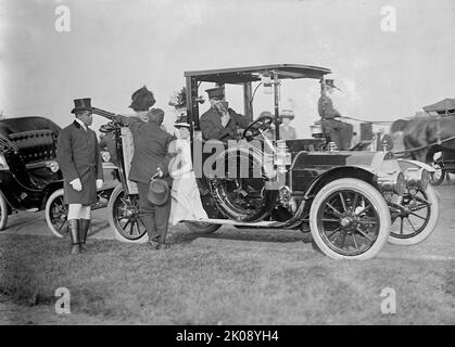 Frau Nichola Longworth sitzt in der Tür von Auto; mit Frau Taft, 1912. [USA: Alice Roosevelt Longworth und First Lady Helen Herron Taft]. Stockfoto