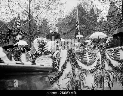 Longfellow Statue, Rede - Generalmajor Adolphus Washington Greeley, USA, 1909. [DER US-Armeeoffizier und Polarforscher Adolphus Greely hielt eine Rede bei der Enthüllung des Henry Wadsworth Longfellow Memorial in Washington D.C. die Bronzestatue wurde von William Couperr und Thomas Ball entworfen. Auf dem Dais, geschmückt mit Fahnen und Grün, ist eine Tafel mit Zeilen aus dem 'Schiff des Staates', einem von Longfellow's Gedichten: 'Du auch, segle weiter, O Staatsschiff! Sail on, O UNION, stark und großartig! Die Menschheit mit all ihren Ängsten, mit all den Hoffnungen der kommenden Jahre hängt atemlos an deinem Schicksal!']. Stockfoto