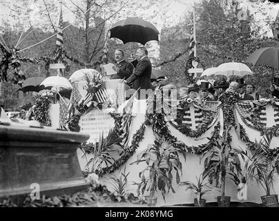 Widmung der Henry Wadsworth Longfellow Statue, Rev. Alexander Mackey Smith und Rev. Charleswood; Gen. Greeley sitzt nahe rechts, Mai 1909. Alexander Mackay-Smith hielt eine Rede bei der Enthüllung des Henry Wadsworth Longfellow Memorial in Washington D.C. die Bronzestatue wurde von William Couperr und Thomas Ball entworfen. Auf dem Dais, geschmückt mit Fahnen und Grün, ist eine Tafel mit Zeilen aus dem 'Schiff des Staates', einem von Longfellow's Gedichten: 'Du auch, segle weiter, O Staatsschiff! Sail on, O UNION, stark und großartig! Die Menschheit mit all ihren Ängsten, mit allen Hoffnungen auf die kommenden Jahre hängt b Stockfoto