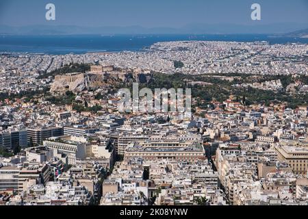 Panoramablick auf die Stadt und die Akropolis vom Lycabettus-Berg in Athen Stockfoto