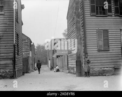 Gassenabstand. Slum Views, 1914. Schlechte Nachbarschaft, USA. Stockfoto