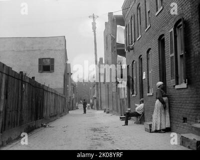 Gassenabstand. Slum Views, 1914. Schlechte Nachbarschaft, USA. Stockfoto