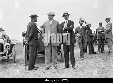 Wright Flights, Fort Myer, Virginia, Juli 1909 - Zuschauer: Robert Bacon; sec. Of war Dickinson; Senator Elihu Root. [Die Gebrüder Wright führten Testflüge in Fort Myer durch, nachdem ihnen das US-Kriegsministerium einen Vertrag von $25.000 angeboten hatte, wenn ihr Flyer eine Geschwindigkeit von 40 Meilen pro Stunde erreichte]. Stockfoto