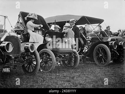 Wright Flights, Fort Myer, Virginia, Juli 1909. Zuschauer: Mrs. [Alice Lee Roosevelt] Longworth; Sek. Knox; Nicht Identifiziert; Sek. Nagle. [Die Gebrüder Wright führten Testflüge in Fort Myer durch, nachdem ihnen das US-Kriegsministerium einen Vertrag von $25.000 angeboten hatte, wenn ihr Flyer eine Geschwindigkeit von 40 Meilen pro Stunde erreichte]. Stockfoto