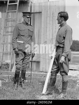 Wright Flights, Fort Myer, Virginia, Juli 1909. Flüge der Ersten Armee; LT. Frank Lahm und LT. Fonlois [sic], 1909. Juli. [Die Gebrüder Wright führten Testflüge in Fort Myer durch, nachdem ihnen das US-Kriegsministerium einen Vertrag von $25.000 angeboten hatte, wenn ihr Flyer eine Geschwindigkeit von 40 Meilen pro Stunde erreichte. Hier sind die Luftfahrtpioniere der US-Armee Frank P. Lahm und Benjamin D. Foulois zu sehen]. Stockfoto