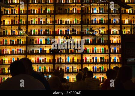 Blick auf das farbenfrohe Interieur der Brettos-Bar in Athen Stockfoto