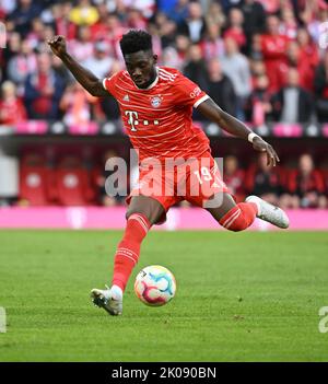 München, Deutschland. 10. September 2022. Alphonso Davies vom FC Bayern München. Kredit: Peter Kneffel/dpa - WICHTIGER HINWEIS: Gemäß den Anforderungen der DFL Deutsche Fußball Liga und des DFB Deutscher Fußball-Bund ist es untersagt, im Stadion und/oder vom Spiel aufgenommene Fotos in Form von Sequenzbildern und/oder videoähnlichen Fotoserien zu verwenden oder zu verwenden./dpa/Alamy Live News Stockfoto