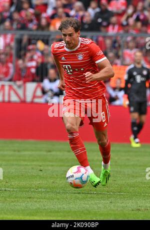 München, Deutschland. 10. September 2022. Leon Goretzka vom FC Bayern München. Kredit: Peter Kneffel/dpa - WICHTIGER HINWEIS: Gemäß den Anforderungen der DFL Deutsche Fußball Liga und des DFB Deutscher Fußball-Bund ist es untersagt, im Stadion und/oder vom Spiel aufgenommene Fotos in Form von Sequenzbildern und/oder videoähnlichen Fotoserien zu verwenden oder zu verwenden./dpa/Alamy Live News Stockfoto