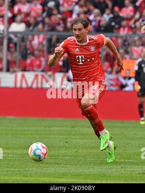 München, Deutschland. 10. September 2022. Leon Goretzka vom FC Bayern München. Kredit: Peter Kneffel/dpa - WICHTIGER HINWEIS: Gemäß den Anforderungen der DFL Deutsche Fußball Liga und des DFB Deutscher Fußball-Bund ist es untersagt, im Stadion und/oder vom Spiel aufgenommene Fotos in Form von Sequenzbildern und/oder videoähnlichen Fotoserien zu verwenden oder zu verwenden./dpa/Alamy Live News Stockfoto