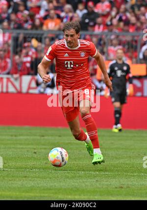 München, Deutschland. 10. September 2022. Leon Goretzka vom FC Bayern München. Kredit: Peter Kneffel/dpa - WICHTIGER HINWEIS: Gemäß den Anforderungen der DFL Deutsche Fußball Liga und des DFB Deutscher Fußball-Bund ist es untersagt, im Stadion und/oder vom Spiel aufgenommene Fotos in Form von Sequenzbildern und/oder videoähnlichen Fotoserien zu verwenden oder zu verwenden./dpa/Alamy Live News Stockfoto