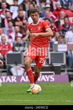 München, Deutschland. 10. September 2022. Thomas Müller vom FC Bayern München. Kredit: Peter Kneffel/dpa - WICHTIGER HINWEIS: Gemäß den Anforderungen der DFL Deutsche Fußball Liga und des DFB Deutscher Fußball-Bund ist es untersagt, im Stadion und/oder vom Spiel aufgenommene Fotos in Form von Sequenzbildern und/oder videoähnlichen Fotoserien zu verwenden oder zu verwenden./dpa/Alamy Live News Stockfoto