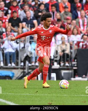 München, Deutschland. 10. September 2022. Leroy Sane vom FC Bayern München. Kredit: Peter Kneffel/dpa - WICHTIGER HINWEIS: Gemäß den Anforderungen der DFL Deutsche Fußball Liga und des DFB Deutscher Fußball-Bund ist es untersagt, im Stadion und/oder vom Spiel aufgenommene Fotos in Form von Sequenzbildern und/oder videoähnlichen Fotoserien zu verwenden oder zu verwenden./dpa/Alamy Live News Stockfoto