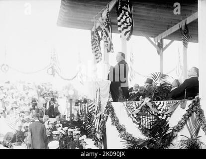 Columbus Memorial - Präsident Taft Spricht, 1912. [Der Columbus Fountain, auch bekannt als das Columbus Memorial, wurde 1912 in Washington, D.C. enthüllt. Es wurde von Lorado Taft entworfen. Hier hält US-Präsident William Howard Taft eine Rede im Rahmen der Feierlichkeiten]. Stockfoto