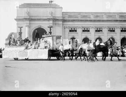 Columbus Memorial. Parade Bei Der Enthüllung, 1912. [Der Columbus Fountain, auch bekannt als das Columbus Memorial, wurde 1912 in Washington, D.C. enthüllt. Es wurde von Lorado Taft entworfen. Hier ist ein tableau vivant auf einem von Pferden gezogenen Karnevalswagen zu sehen, der Teil der Enthüllungsfeiern war. Die Szene ist der „Abflug von (Christoph) Kolumbus“ aus Spanien in die Neue Welt. Er wird in Samt in einem Ruderboot dargestellt. Dahinter steht Union Station mit der Inschrift: "Wer den Reichtum der Indies nach Hause bringen würde, muss den Reichtum der Indies mit sich führen. So ist es in travell Stockfoto