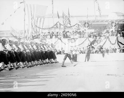 Columbus Memorial. Parade Bei Der Enthüllung, 1912. [Der Columbus Fountain, auch bekannt als das Columbus Memorial, wurde 1912 in Washington, D.C. enthüllt. Es wurde von Lorado Taft entworfen. Hier sehen wir Seeleute der US Navy, die im Rahmen der Feierlichkeiten an einer Tribüne vorbeimarschieren]. Stockfoto