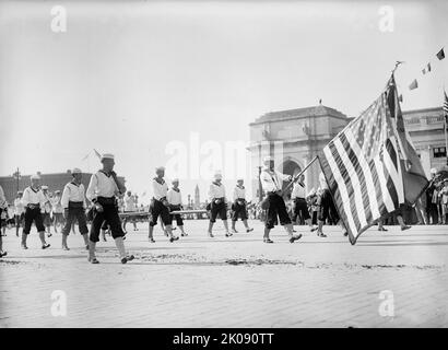 Columbus Memorial. Parade Bei Der Enthüllung, 1912. [Der Columbus Fountain, auch bekannt als das Columbus Memorial, wurde 1912 in Washington, D.C. enthüllt. Es wurde von Lorado Taft entworfen. Hier sind die Matrosen der US Navy auf der Parade im Rahmen der Feierlichkeiten zu sehen]. Stockfoto