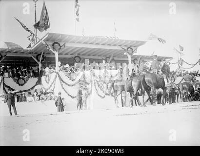 Columbus Memorial. Parade Bei Der Enthüllung, 1912. [Der Columbus Fountain, auch bekannt als das Columbus Memorial, wurde 1912 in Washington, D.C. enthüllt. Es wurde von Lorado Taft entworfen. Hier sehen Sie US-Präsident Taft und andere Würdenträger, die von einer Tribüne aus als Kavallerie-Parade im Rahmen der Feierlichkeiten betrachten]. Stockfoto