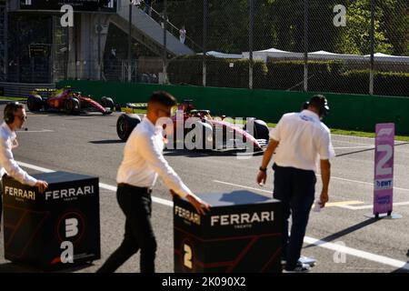 Monza, Mezzolombardo, Italien. 10. September 2022. Ferrari-Fahrer CHARLES LECLERC und CARLOS SAINZ JR kommen an, nachdem sie während der Qualifying Session vor dem Großen Preis von Italien im Autodromo Nazionale di Monza den ersten und dritten Platz auf der Pole-Position eingenommen haben (Foto: © Daisy Facinelli/ZUMA Press Wire) Stockfoto