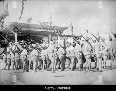 Columbus Memorial. Parade Bei Der Enthüllung, 1912. [Der Columbus Fountain, auch bekannt als das Columbus Memorial, wurde 1912 in Washington, D.C. enthüllt. Es wurde von Lorado Taft entworfen. Hier sind Soldaten der US-Armee zu sehen, die im Rahmen der Feierlichkeiten auf einer Parade sind. Im Hintergrund blicken Präsident Taft und andere Würdenträger von einer Tribüne aus auf]. Stockfoto