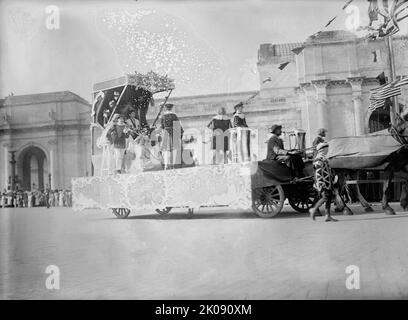 Columbus Memorial. Parade Bei Der Enthüllung, 1912. [Der Columbus Fountain, auch bekannt als das Columbus Memorial, wurde 1912 in Washington, D.C. enthüllt. Es wurde von Lorado Taft entworfen. Hier ist ein tableau vivant auf einem von Pferden gezogenen Karnevalswagen zu sehen, der Teil der Enthüllungsfeiern war. Die Szene ist '(Christopher) Columbus vor dem König (von Spanien)']. Stockfoto