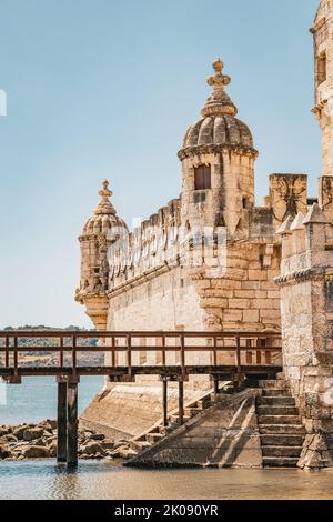 Belém-Turm, Torre de Belém in Belém, Lissabon, Portugal. Festung aus dem 16.. Jahrhundert entlang des Flusses Tejo. UNESCO-Weltkulturerbe. Stockfoto