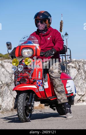 Roller Royal Alloy Grand Prix 125 (rot und weiß, zweifarbig), der die Rückfahrt nach Portrush beginnt. Ballintoy, Großbritannien - 10. September 2022. Stockfoto