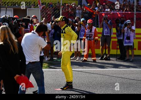 Monza, Mezzolombardo, Italien. 10. September 2022. Ferrari-Monegassiker CHARLES LECLERC feiert, nachdem er sich die Pole-Position für den Großen Preis von Italien 2022 Formula1 beim Autodromo Nazionale Monza in Monza, Italien, erklochen hat (Foto: © Daisy Facinelli/ZUMA Press Wire) Stockfoto